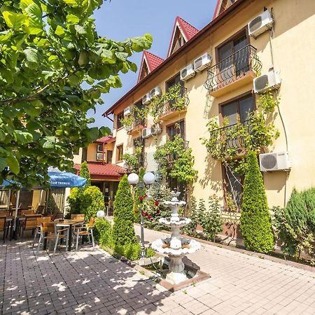 Hotel Sym Плоешти Экстерьер фото