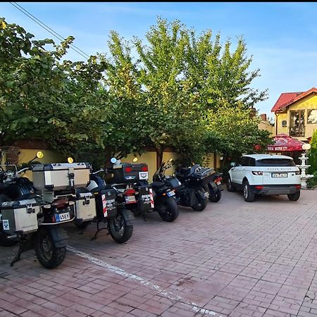 Hotel Sym Плоешти Экстерьер фото