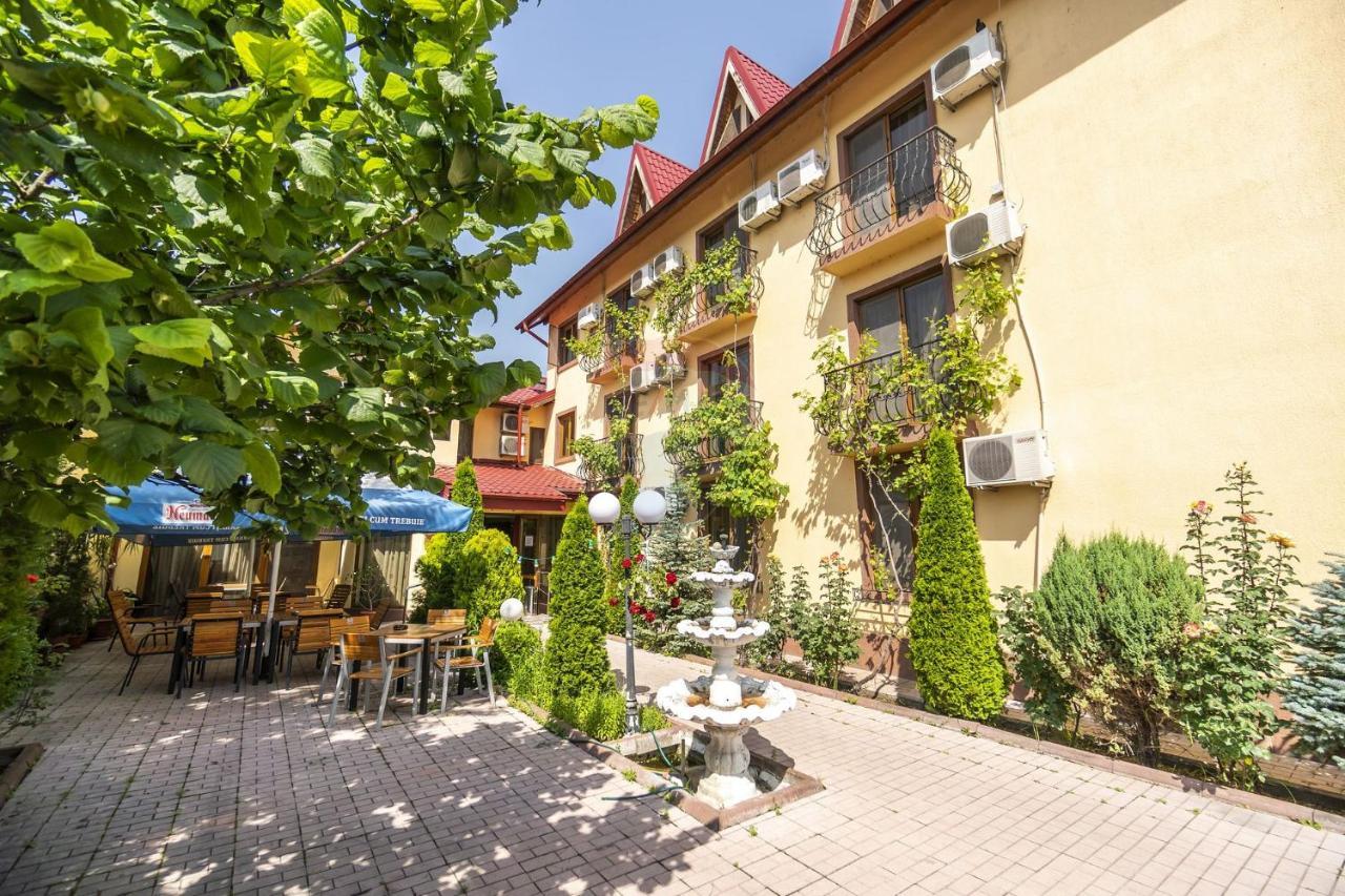 Hotel Sym Плоешти Экстерьер фото