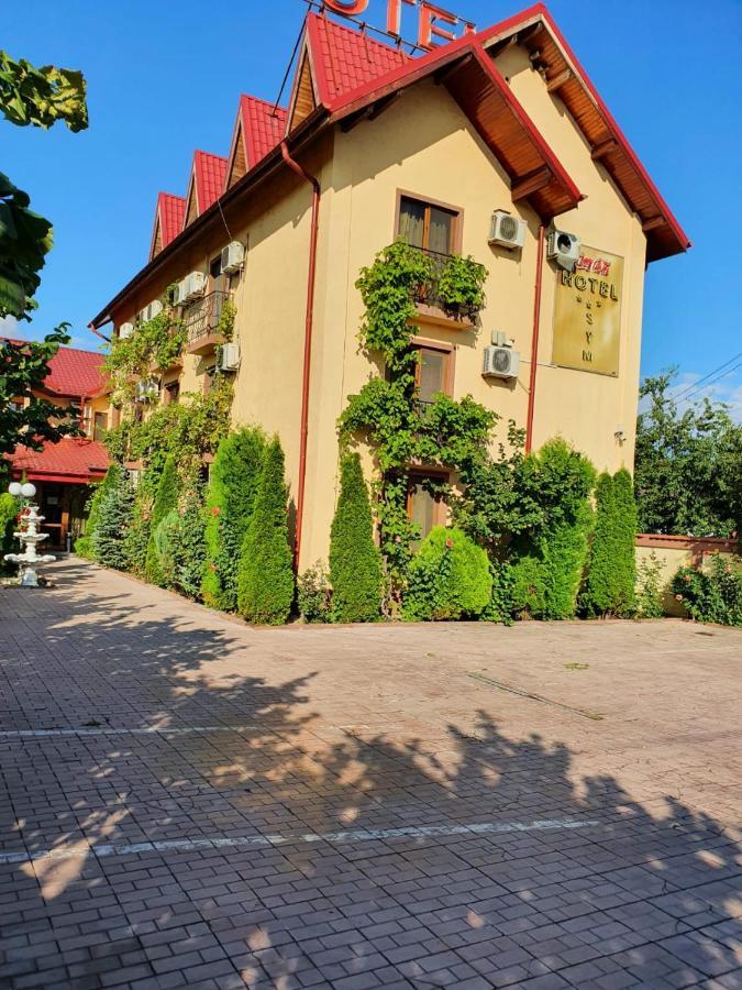 Hotel Sym Плоешти Экстерьер фото