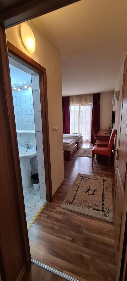 Hotel Sym Плоешти Экстерьер фото