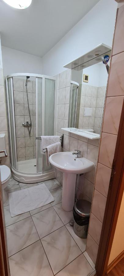 Hotel Sym Плоешти Экстерьер фото