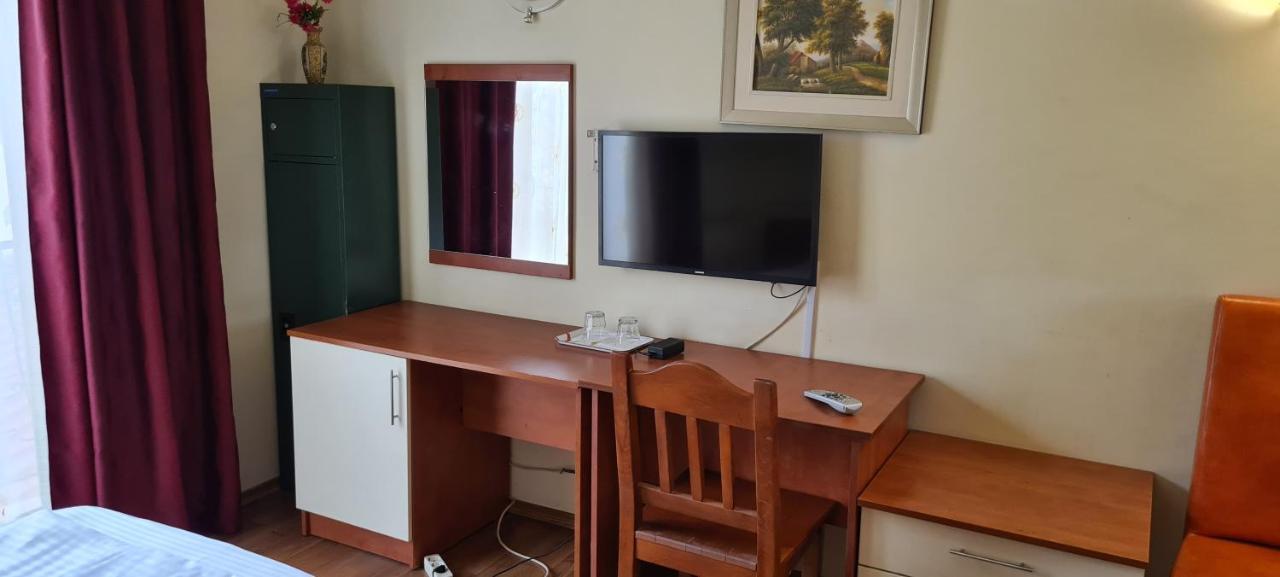 Hotel Sym Плоешти Экстерьер фото