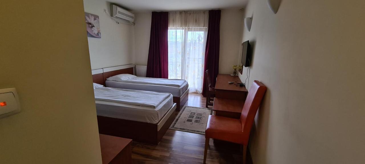Hotel Sym Плоешти Экстерьер фото