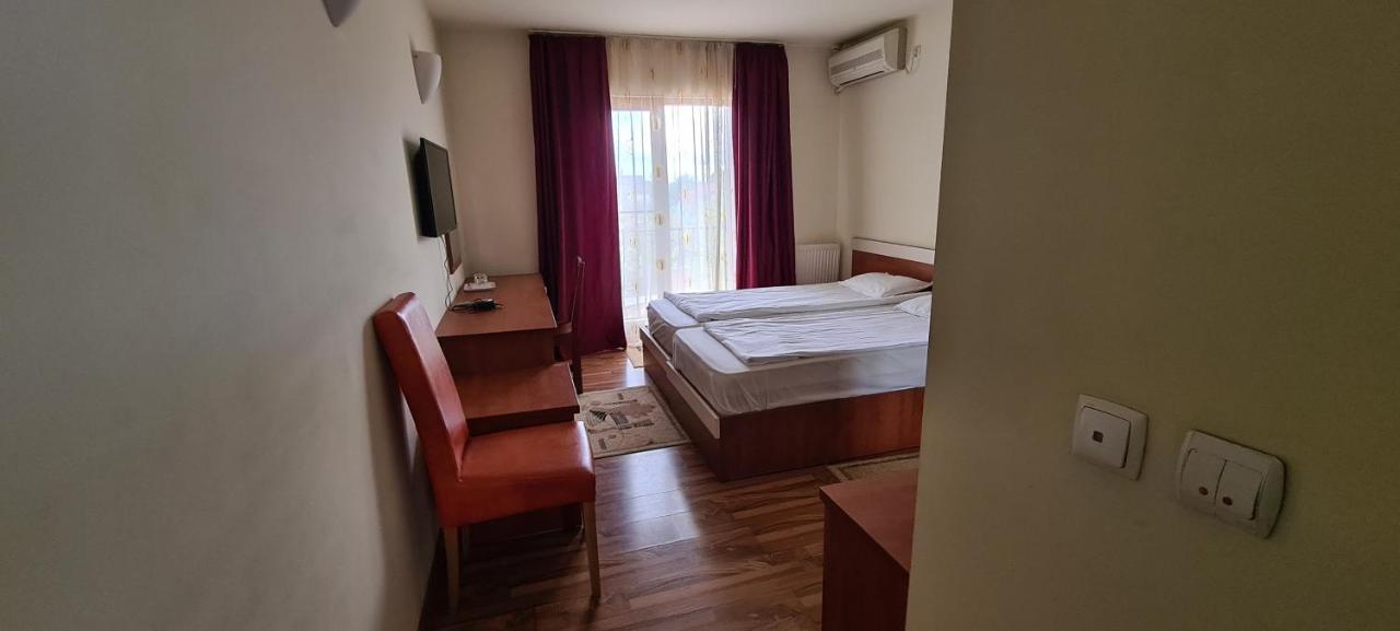 Hotel Sym Плоешти Экстерьер фото