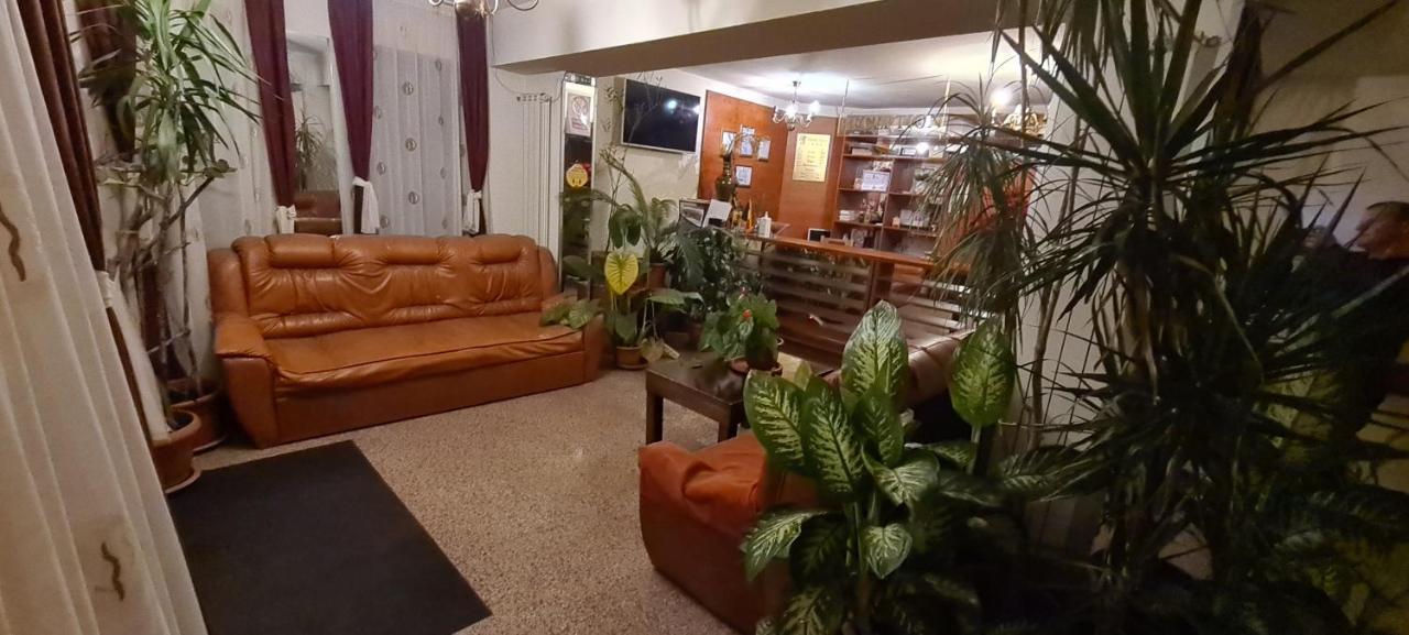 Hotel Sym Плоешти Экстерьер фото
