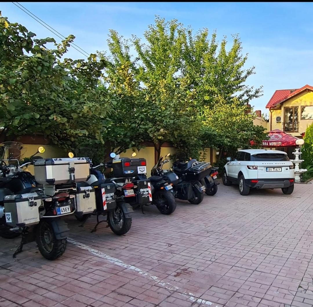 Hotel Sym Плоешти Экстерьер фото